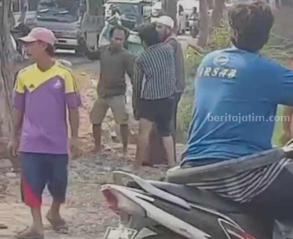 Potongan video pengeroyokan pemuda di Bangkalan lantaran bonceng istri orang (Foto: Zamachsari/beritajatim.com)
