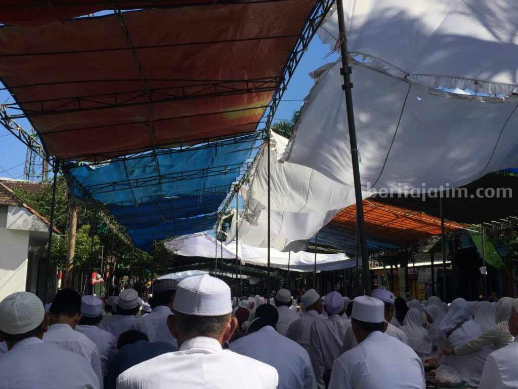 Peringati Tahun Baru Islam, Belasan Ribu Jamaah Al Khidmah Penuhi Masjid Agung Baiturahman Kepanjen Belasan ribuan Jamaah Al Khidmah Malang Raya, menggelar peringatan Tahun Baru Islam 1 Muharram di Masjid Agung Baiturahman Kepanjen, Kabupaten Malang, Rabu (19/7/2023).