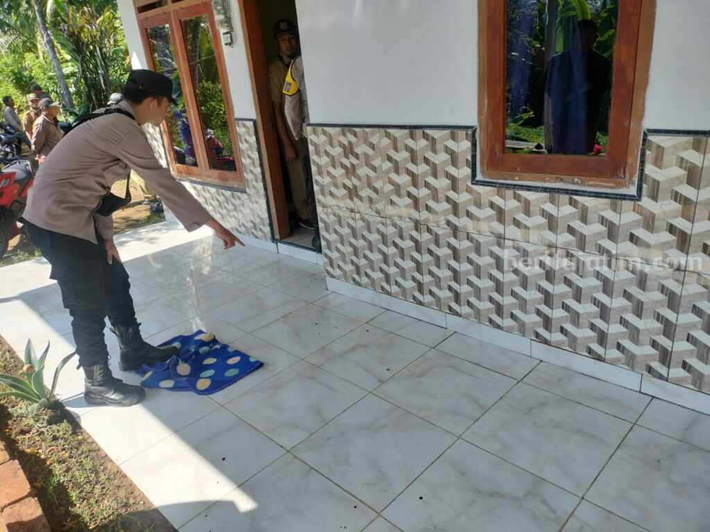 Petugas Polsek Dampit, menunjukkan tempat terjadinya penganiayaan, Rabu (19/7/2023).