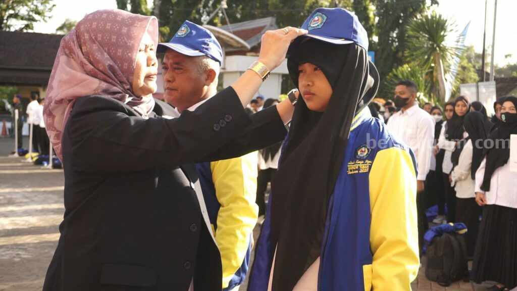 Rektor Unirow Tuban Prof. Dr. Supiana Dian Nurtjahyani, M.Kes saat melakukan ceremonial pemberangkatan 446 mahasiswa yang akan KKN. [Foto:Diah Ayu/beritajatim.com]