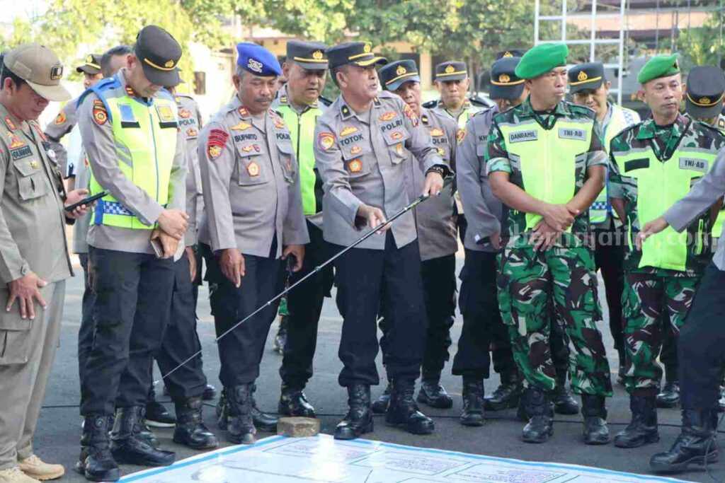 Petugas gabungan saat melaksanakan apel persiapan pengamanan 1562 calon warga Persaudaraan Setia Hati Teratai (PSHT) Cabang Tuban.[foto: Diah ayu/beritajatim.com]