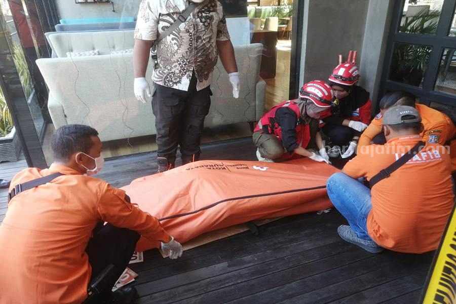 Petugas saat mengevakuasi jenazah EKJ di Balkon Altoro Resto & Lounge, Kamis (20/07/2023). (Foto/ist)