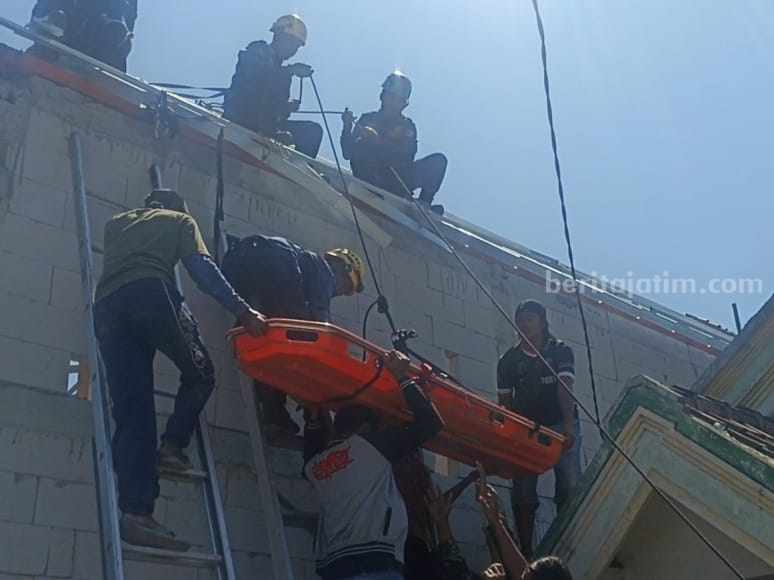 Pria Bojonegoro Tersengat Listrik di Atap, Evakuasi Dramatis