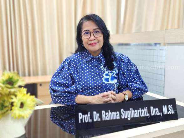 Guru Besar Unair Minta Ada Batasan Penggunaan Gadget Prof Rahma Sugihartati
