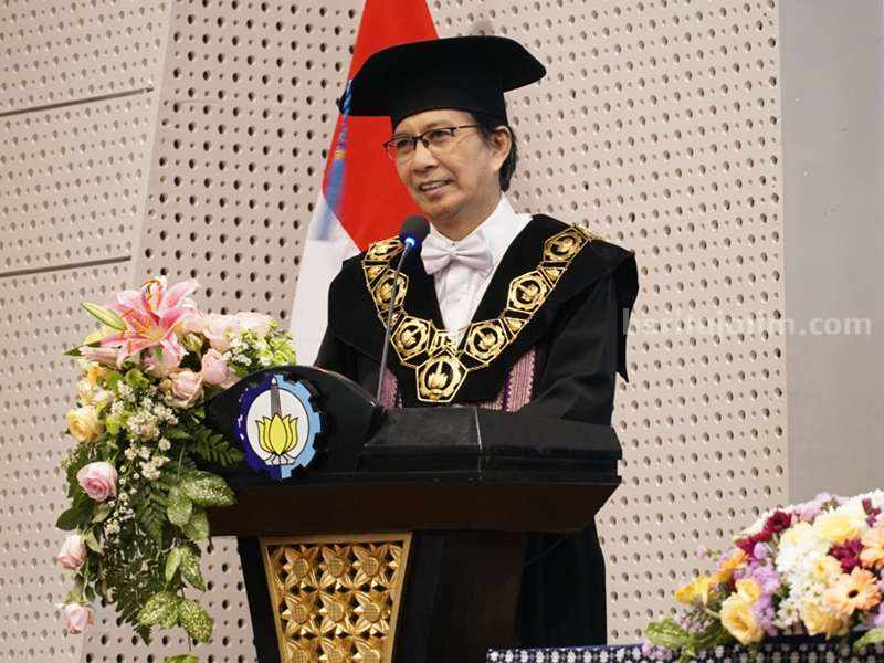 ITS Surabaya Kembali Kukuhkan 5 Guru Besar Baru Rektor ITS Prof Mochamad Ashari