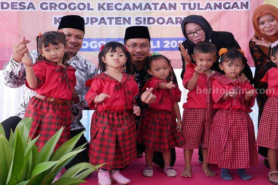 Bupati Sidoarjo Gus Muhdlor bersama anak-anak PAUD Edelweis Tulangan