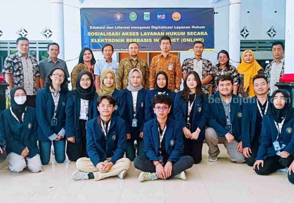 Mahasiswa UB Sosialisasi Akses Layanan dan Bantuan Hukum Online di Desa Tempursari MMD UB bersama Pengadilan Negeri Kepanjen mengajak masyarakat di desa Tempursari, melek soal bantuan hukum online (Foto: Istimewa)