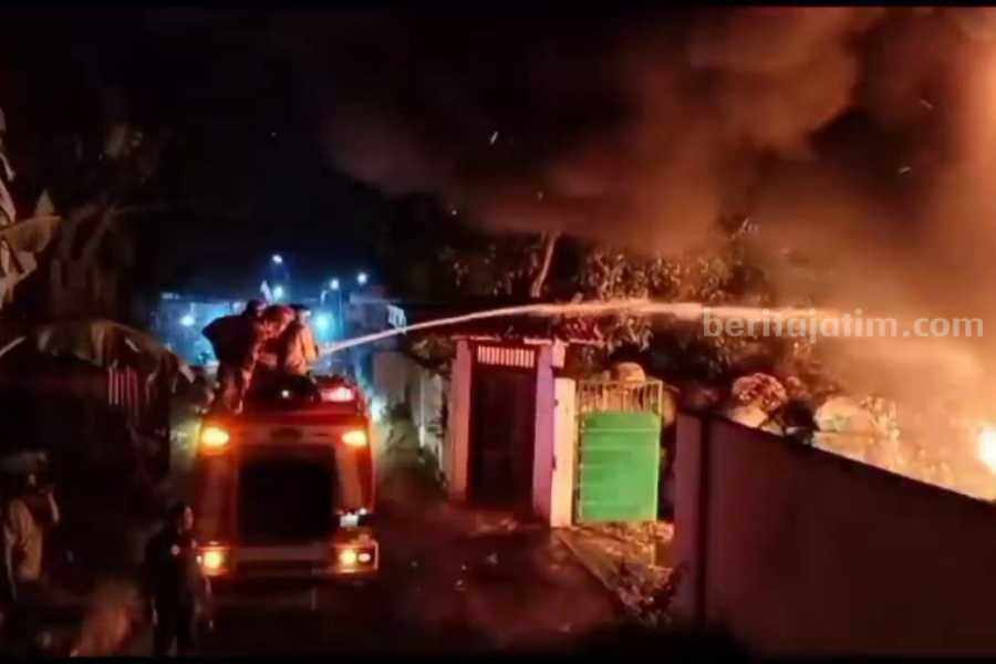 Pemadam kebakaran yang memadamkan api di gudang rongsokan di Desa Sidorejo Kecamatan Wungu Kabupaten Madiun pada Kamis (20/7/2023) malam
