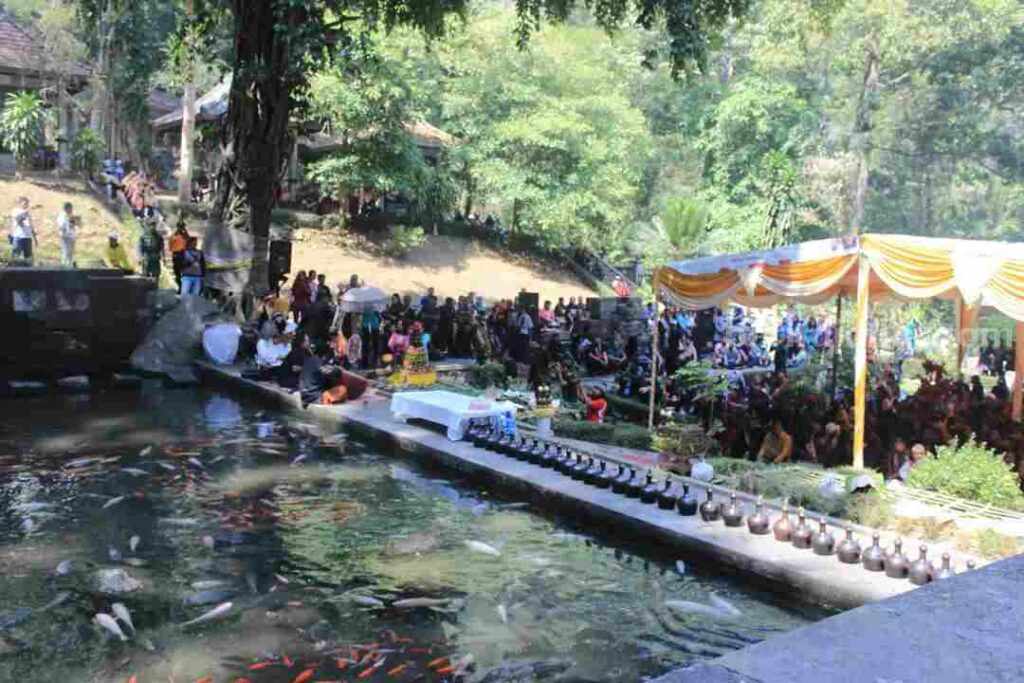 Prosesi Unduh-unduh Patirtaan Jolotundo di Desa Seloliman, Kecamatan Trawas, Kabupaten Mojokerto. [Foto : dok]