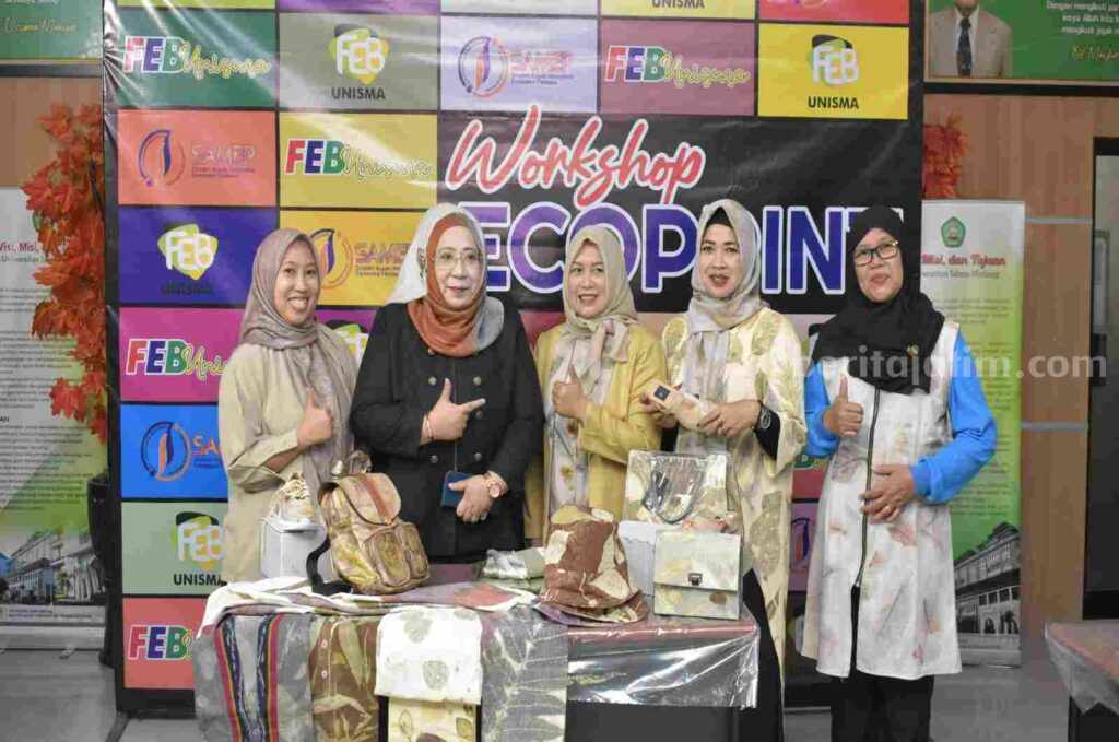 Mahasiswa Internasional Belajar Batik Ecoprint Lewat Workshop FEB Unisma Workshop ecoprint di FEB Unisma untuk mahasiswa asing (Foto: Istimewa)