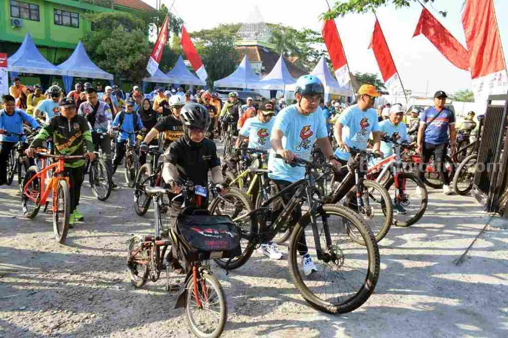 Lamongan Kampanyekan Bersepeda ke Sekolah, Bekerjasama dengan B2W Kegiatan sosialisasi program RAJAPEDAL, di SMPN 1 Deket, Kecamatan Deket, Lamongan.