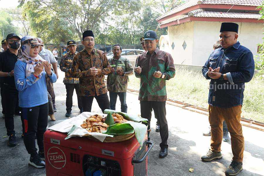 Tumpeng. Bupati Sidoarjo syukuran bersama warga dan pekerja proyek betonisasi di Krembung