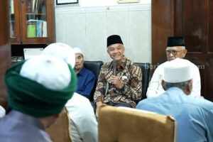 Silaturahmi Capres Ganjar Pranowo dengan Masyayikh di Rembang Silaturahmi Capres Ganjar Pranowo dengan Masyayikh di Rembang
