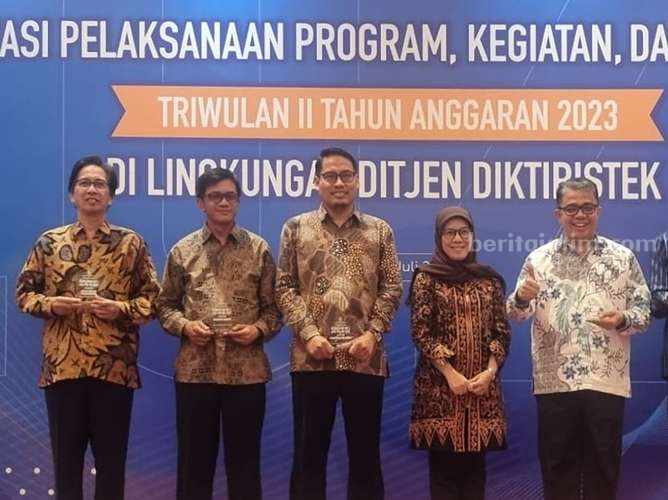 88,8 Persen Alumni ITS Angkatan 2021 Sudah Punya Gaji Melebihi UMR ITS meraih Penghargaan Keunggulan IKU 1 di Liga PTN-BH 2022