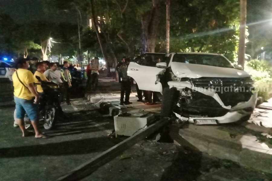 Mobil yang dikendarai Tang Nocholas Cristian (20) yang menabrak tiang PJU di Jalan Panglima Sudirman, Sabtu (22/07/2023). (Foto/ist).