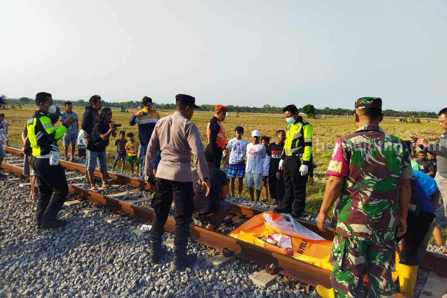 Petugas saat mengevakuasi jenazah orangnyang diduga menemper KA Majaphit Relasi Pasar Senen-Malang di perlintasan KA masuk Desa Gemarang, Kedunggalar, Ngawi, Jawa Timur, Minggu (23/7/2023)
