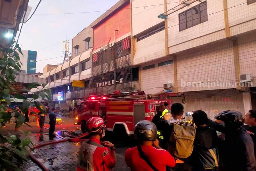 Petugas DPKP Kota Surabaya saat memadamkan api di diskotek Triple X, Minggu (23/07/2023). (Foto/ist)