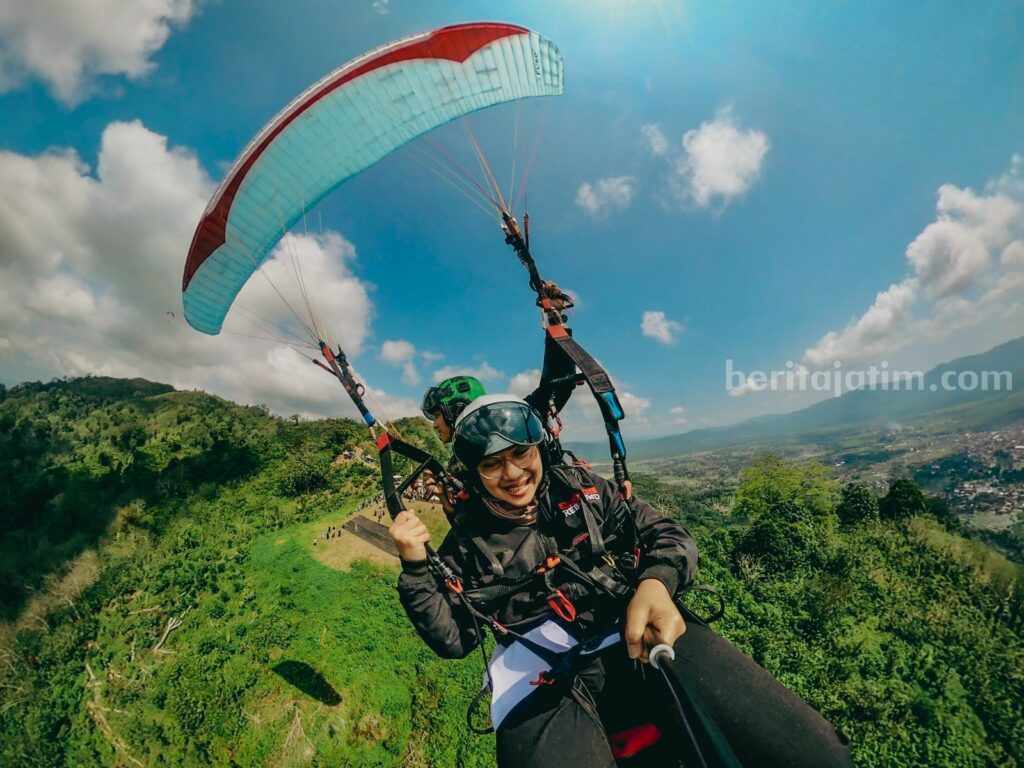 Bupati Ipuk Fiestiandani Janji Kembangkan Paralayang di Banyuwangi