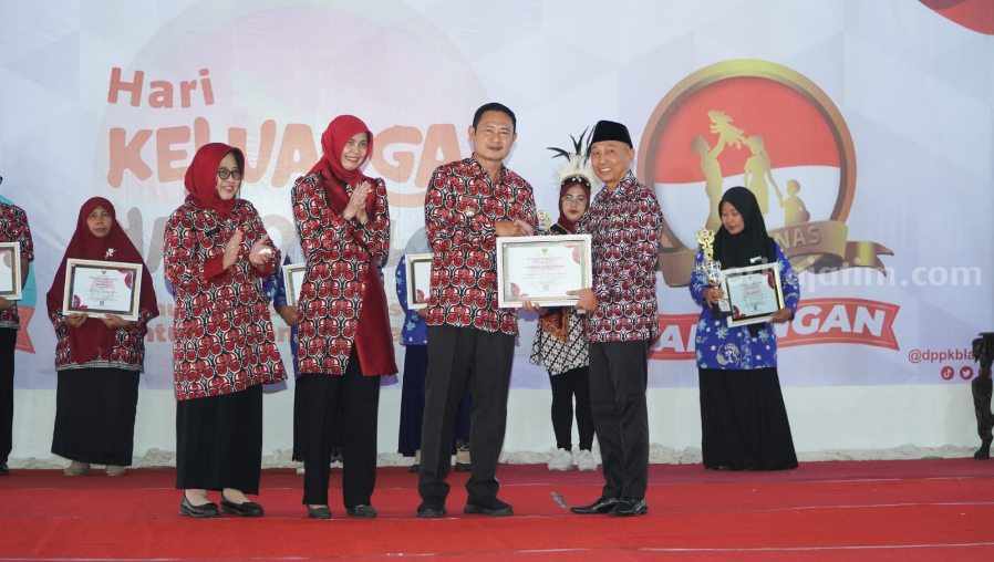 Penetapan 474 Kampung Berkualitas (KB) dalam peringatan Hari Keluarga Nasional (Harganas) ke-30, di Waduk Gondang, Kabupaten Lamongan.
