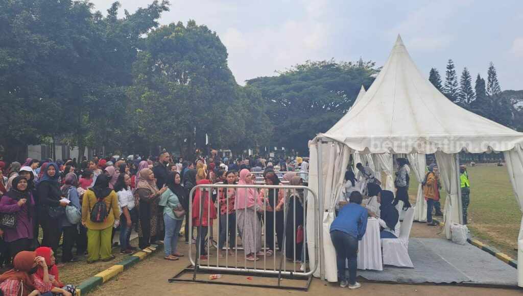 Warga Malang Rela Antri 4 Jam Demi Ketemu Jokowi di Pasar Rakyat Kota Malang Pasar Rakyat Kota Malang di Lapangan Rampal.