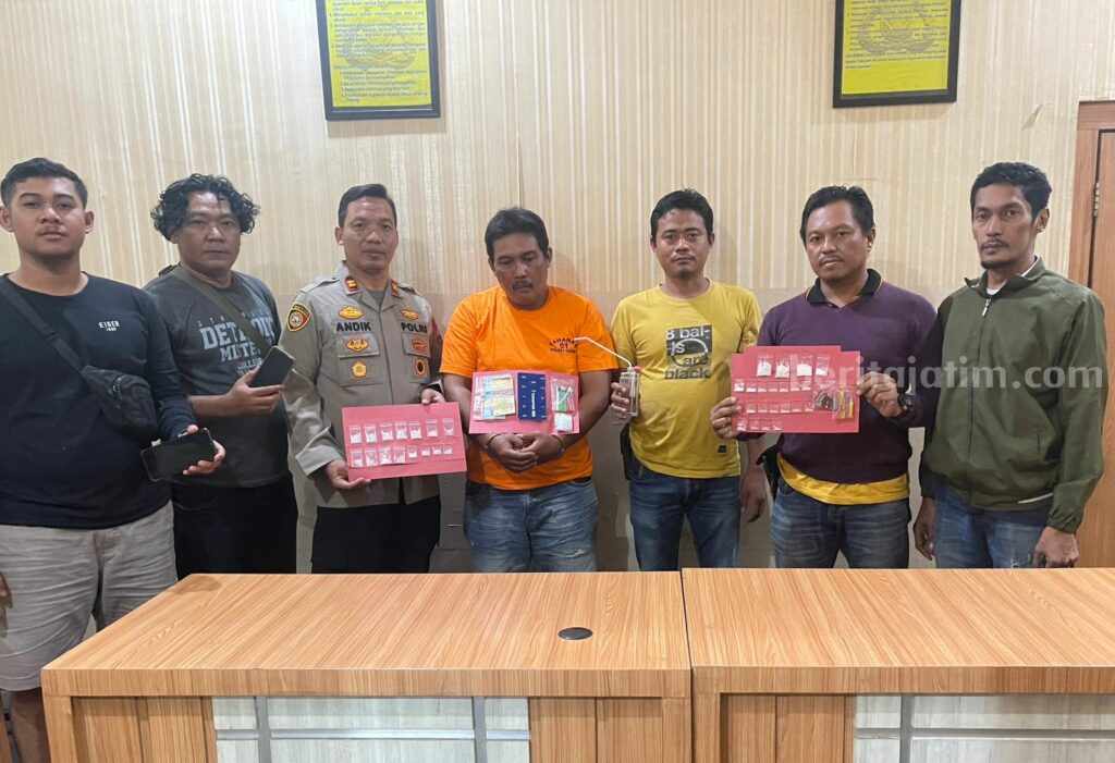 Tersangka saat diamankan Polsek Cerme Gresik