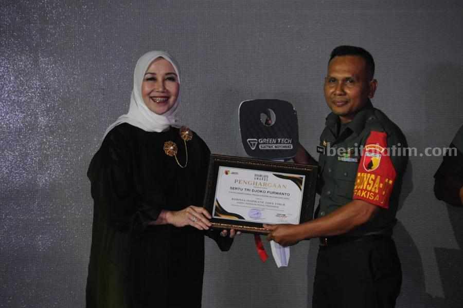 Sertu Tri Joko saat menerima penghargaan Babinsa Award 2023 kategori peduli pendidikan. (Foto/Julian Romadhon for Beritajatim.com)