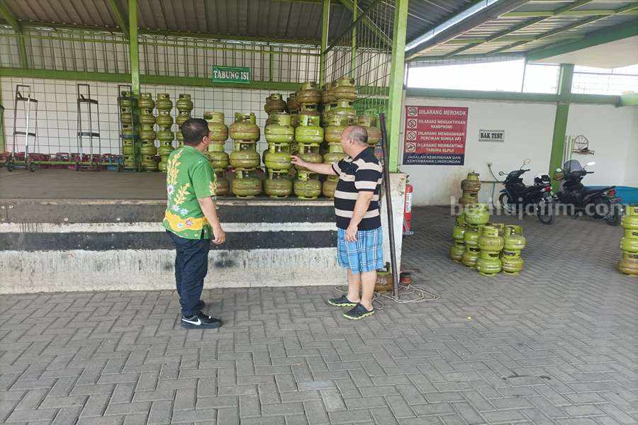 Disperindag Kabupaten Pasuruan ssat melakukan sisak di agen Lpg 3 kilogram.