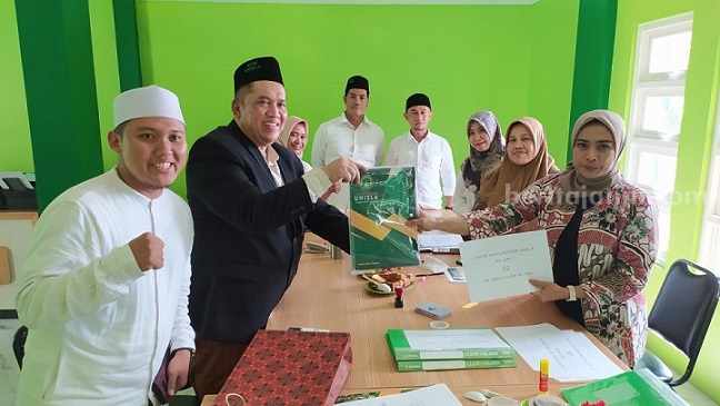 Pansel Kantongi Lima Nama Bakal Calon Rektor Unisla Lamongan Panitia seleksi (Pansel) saat menerima berkas para calon rektor Unisla Lamongan