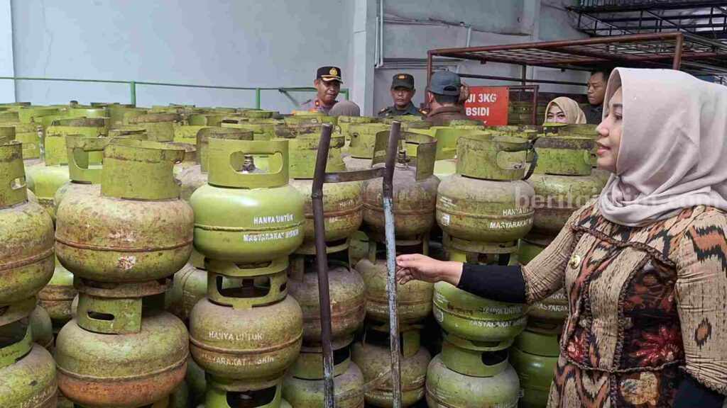 Wali Kota Mojokerto Ika Puspitasari saat sidak di agen elpiji Lingkungan Bancang Kelurahan Wates, Kecamatan Magersari. [Foto : Misti/beritajatim.com]