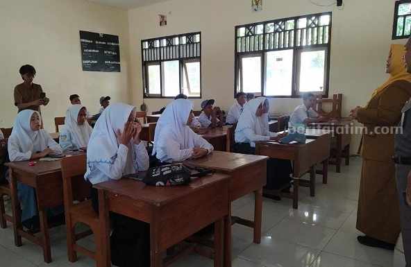 Murid Baru di Bangkalan Masuk Sekolah Gunakan Seragam Bekas Siswa sekolah di Bangkalan (Foto: Zamachsari/beritajatim.com)