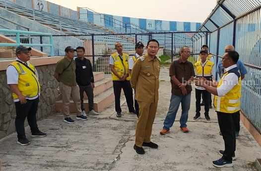Stadion Surajaya Lamongan Dikunjungi Kementerian PUPR Petugas Kementerian PUPR bersama Tim Perencana dan Bupati Lamongan saat meninjau Stadion Surajaya Lamongan