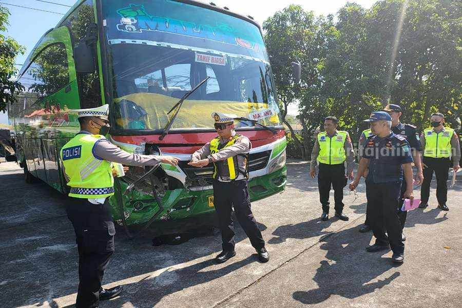 Kasat Lantas Polres Pasuruan, AKP Yudhi Anugrah Putra saat melakukan pemeriksaan bus.