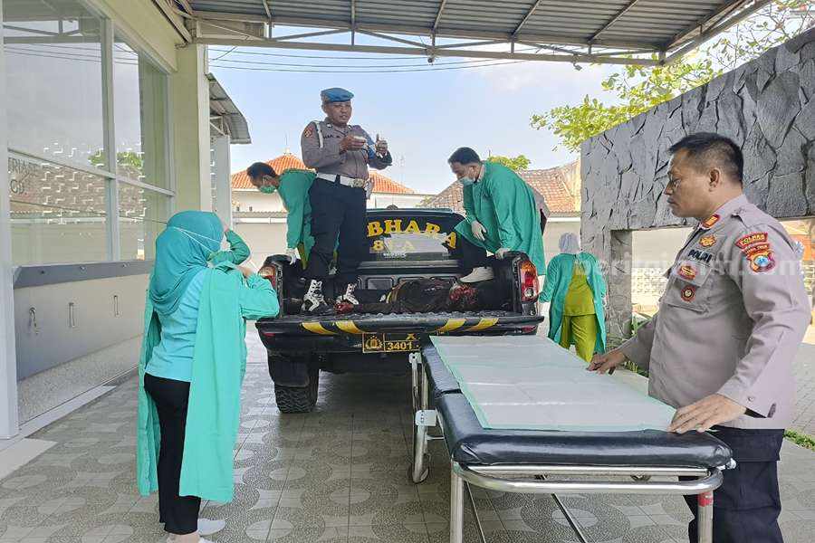 Sanali (43) warga Kecamatan Kejayan, Kabupaten Pasuruan saat dilarikan kerumah sakit setelah dihajar massa.