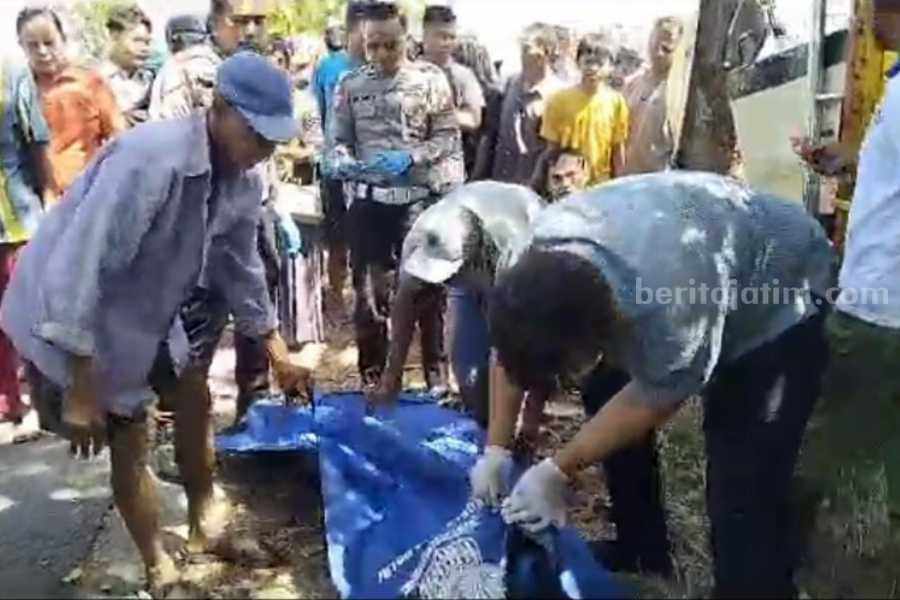 Petugas saat mengevakuasi jenazah korban kecelakaan di Jalan Raya Sidomulyo Kecamatan Sawahan Kabupaten Madiun, Rabu (26/7/2023) pukul 11.50 WIB ke RSUD dr Soedono Madiun.