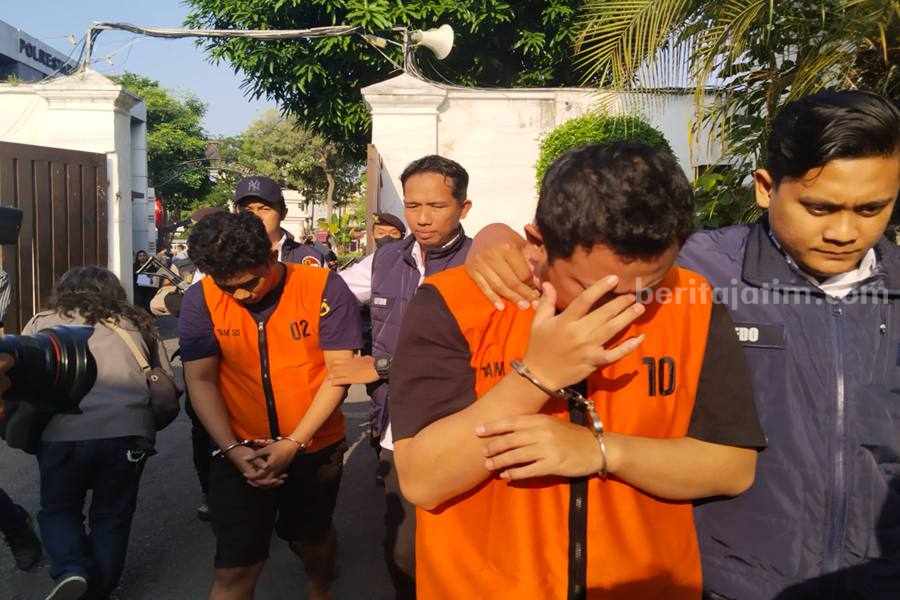 2 Kurir Narkoba 33,9 Kg Ditangkap Polrestabes Surabaya, Ternyata Tak Saling kenal Kedua tersangka saat dikeler di Polrestabes Surabaya, Rabu (26/07/2023). (Foto/Anggadia).