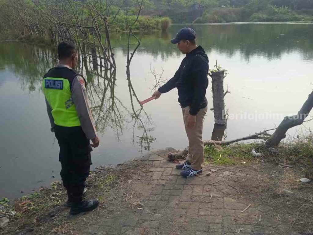 Petugas dari Polsek Ngoro melakukan olah TKP. [Foto : ist]