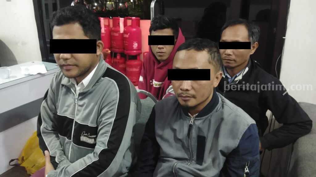 Polres Malang Tangkap 4 Orang Pemalsu Dokumen ke Luar Negeri, Diduga Jaringan TPPO Satreskrim Polres Malang menangkap 4 orang Pemalsu Dokumen kerja ke Luar Negeri, Rabu (26/7/2023).