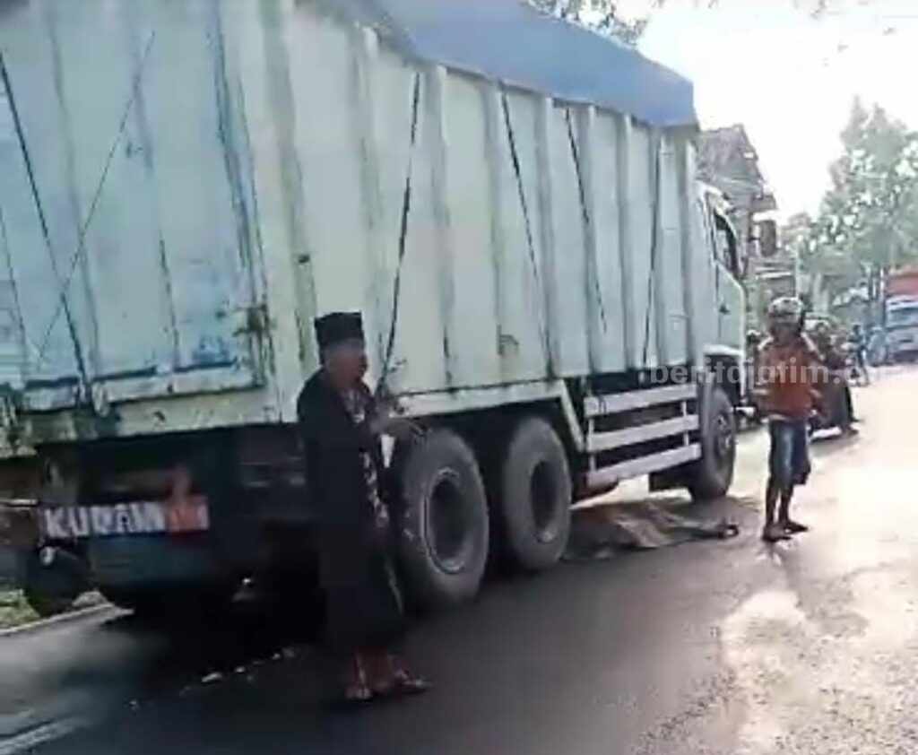 Lokasi kecelakaan maut di Bangkalan (Foto: Zamachsari/beritajatim.com)