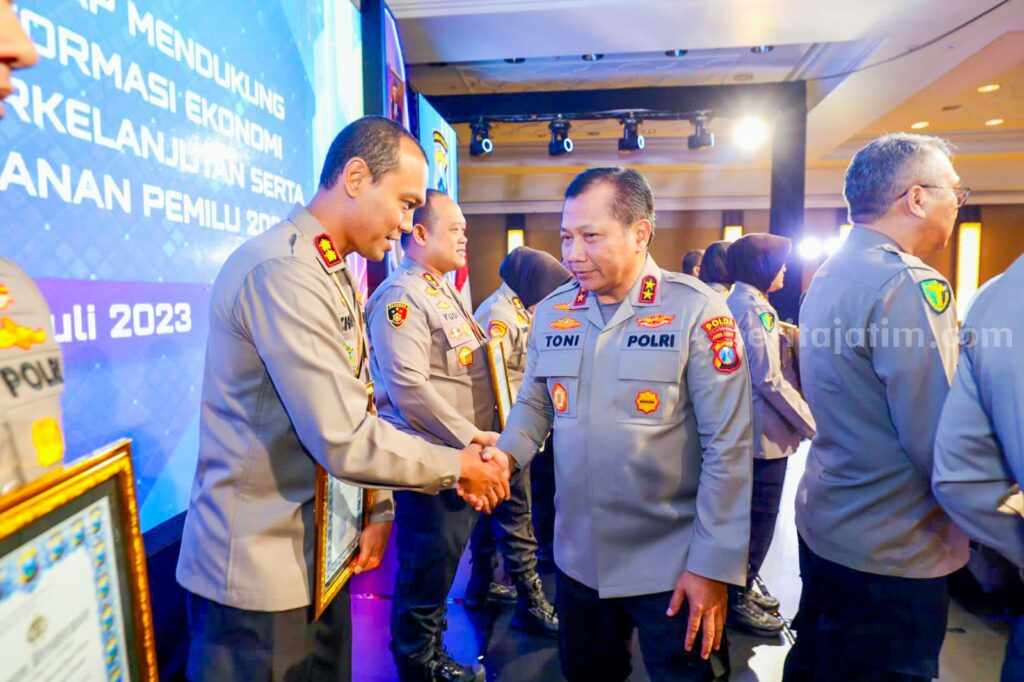 Kapolda Jatim Irjen Pol Dr Toni Harmanto, menyalami Kapolres Malang AKBP Putu Kholis Aryana saat pelaksanaan Musrenbang Polda Jatim di Hotel Bhumi, Surabaya, Rabu (26/7/2023).