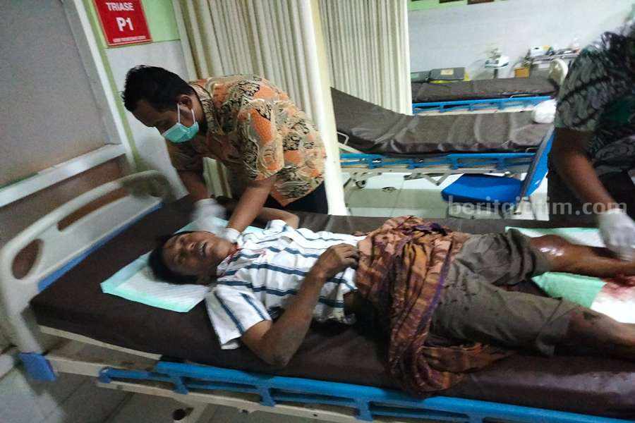 Kades Branang, Sholeh (43) saat dilakukan penanganan medis di Puskesmas Lekok.
