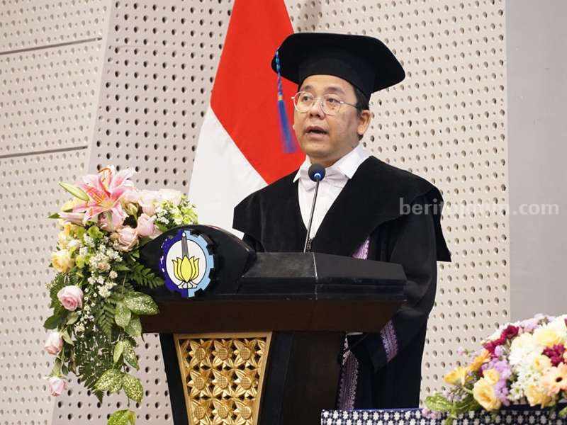 Prof Daniel Oranova Siahaan memaparkan orasi ilmiahnya