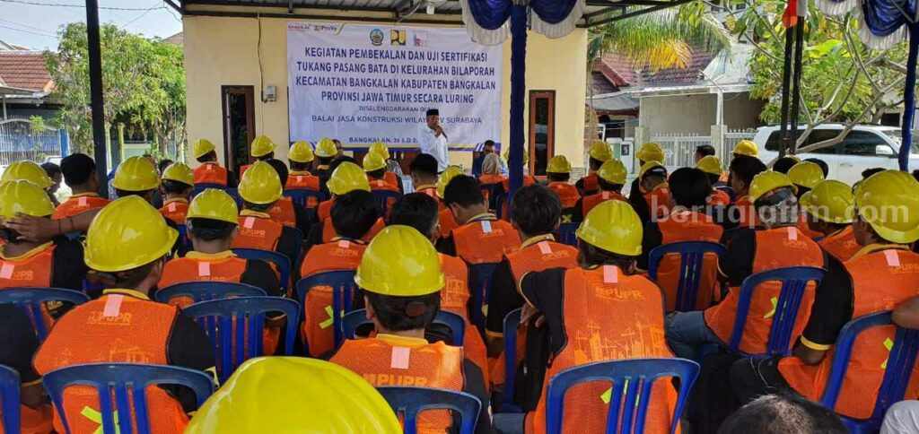 Tukang bangunan di wilayah Kabupaten Bangkalan (Foto: Zamachsari/beritajatim.com)