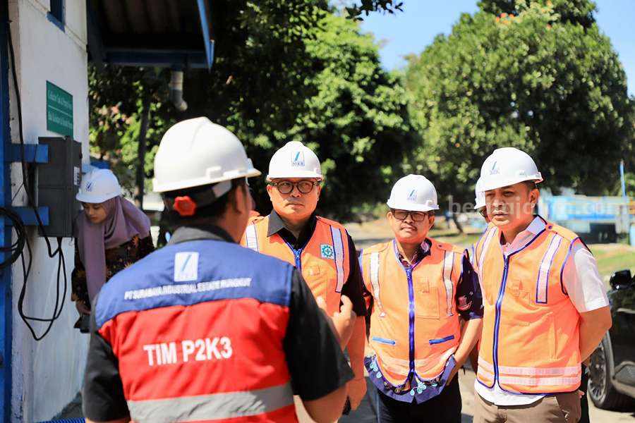 Dirut SIER Didik Prasetiyono dan Wali Kota Surabaya Eri Cahyadi melihat WWTP SIER