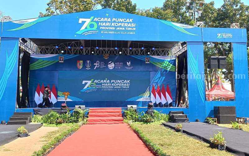 Panggung acara Hari Koperasi di Alun-alun Jember