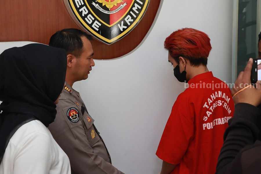 Wanita di Surabaya Jerat Mahasiswi Jadi Pekerja Prostitusi Kasihumas Polrestabes Surabaya (kiri) AKP Haryoko Widi saat bertanya kepada Mami Elga (rambut merah) di kantor Unit PPA Satreskrim Polrestabes Surabaya. (Foto/ist).