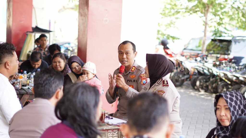 Stadion Kanjuruhan Direnovasi- Polres Malang Pastikan Relokasi Pedagang Kanjuruhan Adil dan Transparan Kapolres Malang AKBP Putu Kholis Aryana, saat bertemu para pedagang Stadion Kanjuruhan, Jumat (28/7/2023).