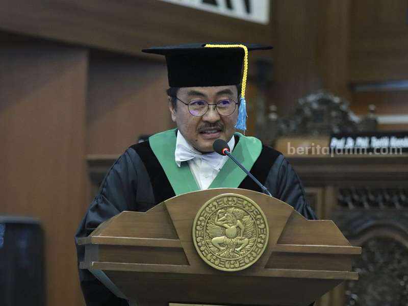 Prof Joni Wahyuhadi memaparkan orasi ilmiahnya di Kampus C Unair