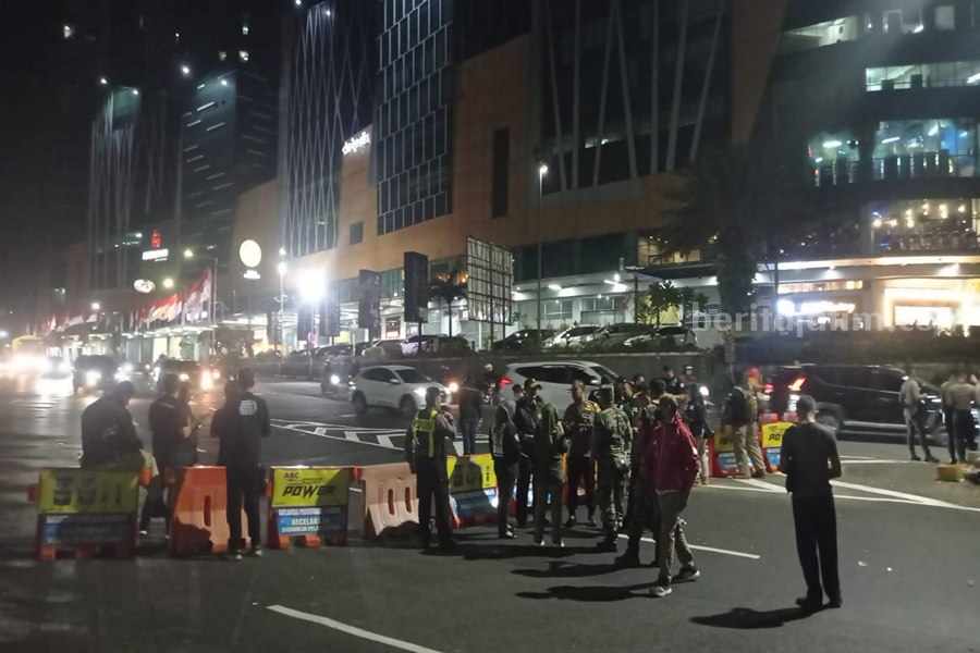 Penutupan di jalur cepat Jalan Ahmad Yani, Jumat (28/07/2023). (Foto/Anggadia).