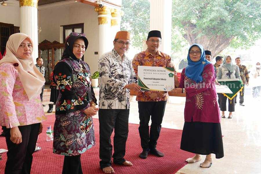 Anggaran Rp 2,25 Miliar untuk Insentif dan Honor Tenaga Kesehatan-Kader Posyandu di Sidoarjo Bupati Sidoarjo Gus Muhdlor menyerahkan insentif dan honor kepada nakes dan kader Posyandu