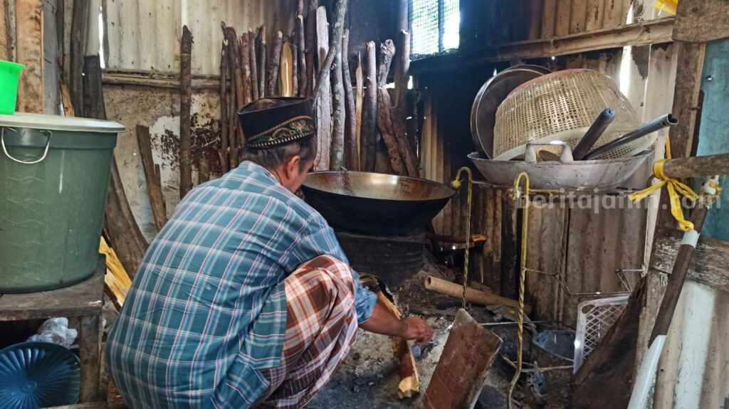 Gas Elpiji 3 Kg di Banyuwangi Susah, Warga Pilih Pakai Kayu